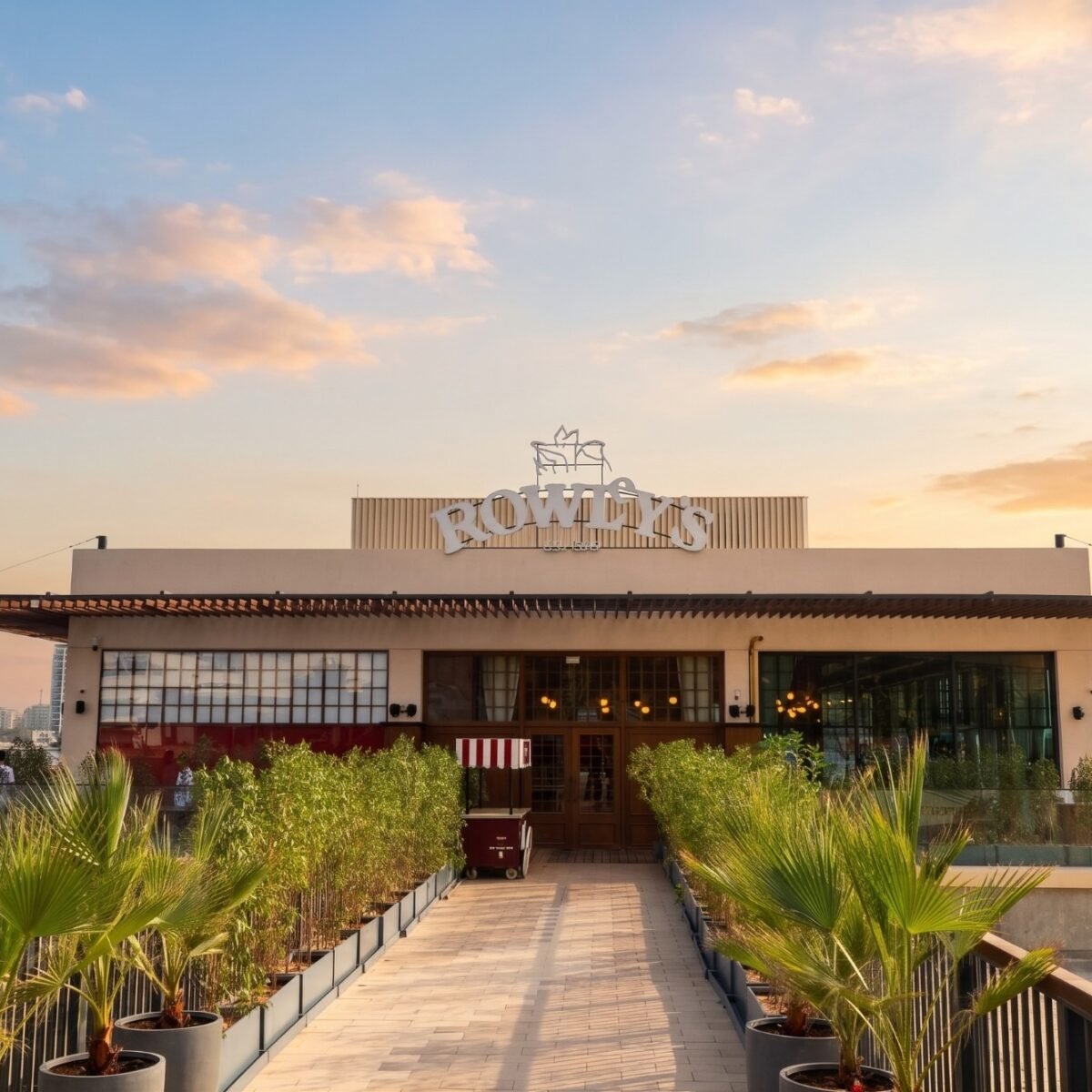 Restaurante Rowley’s à beira-mar ao pôr do sol, em Yas Bay.