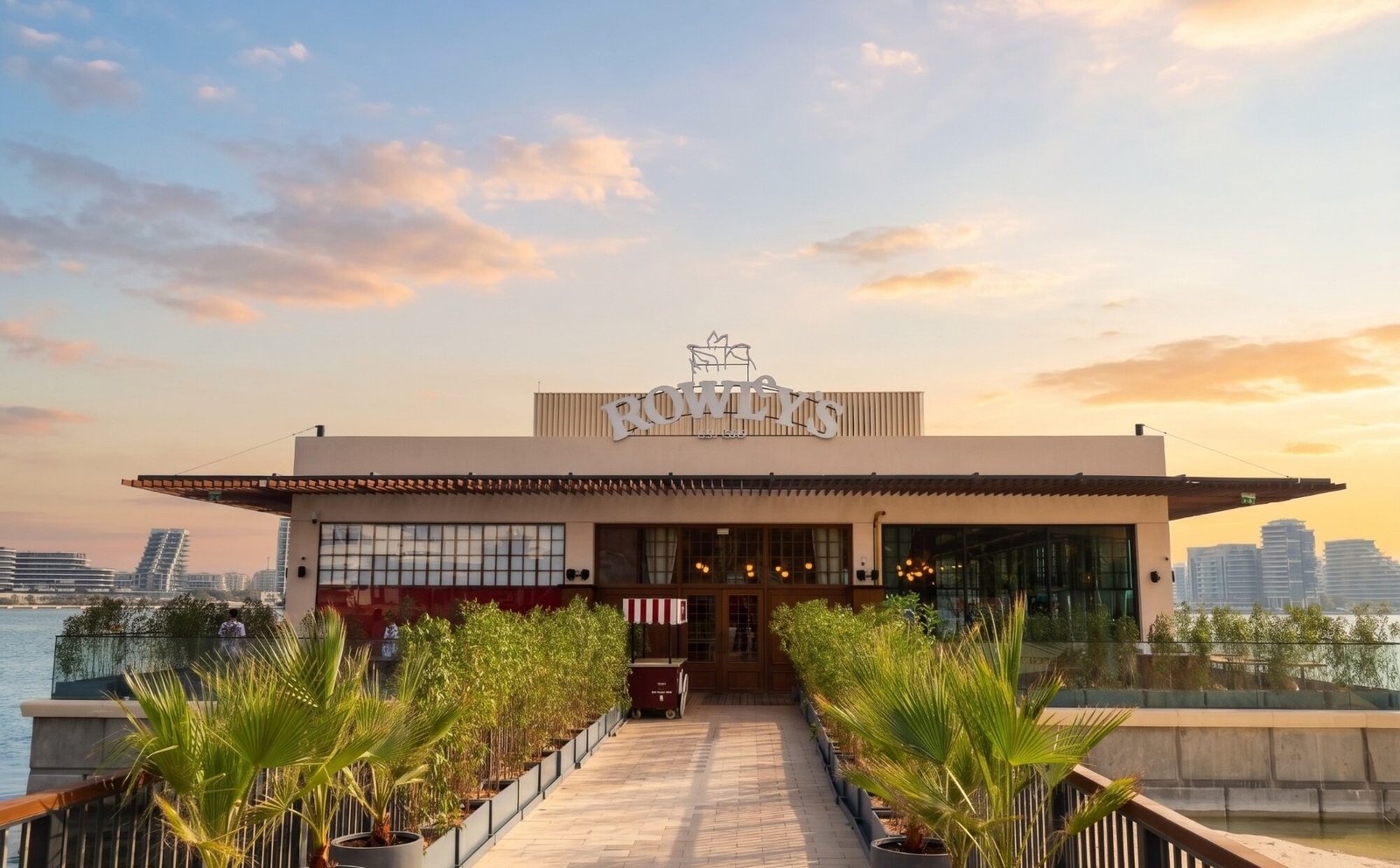 Restaurante Rowley’s à beira-mar ao pôr do sol, em Yas Bay.