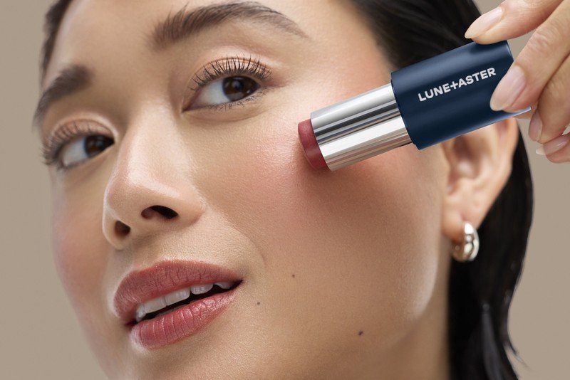 Modelo aplica produto da linha Lune+Aster, da Bluemercury.