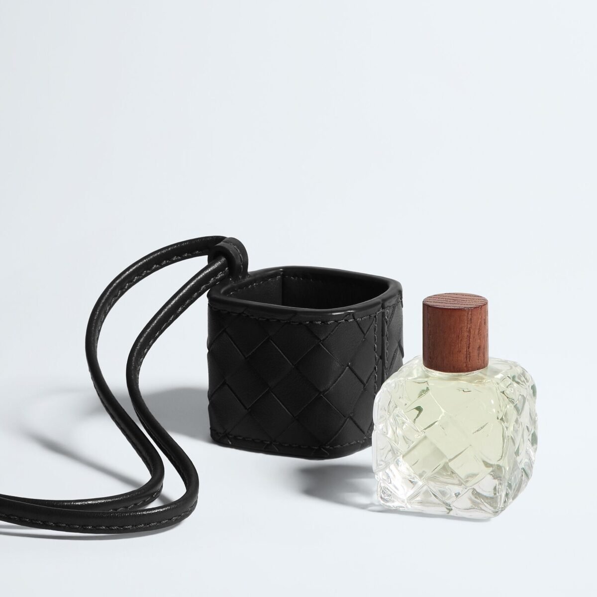Bottega Veneta aproxima perfumes Alta de seus acessórios em couro