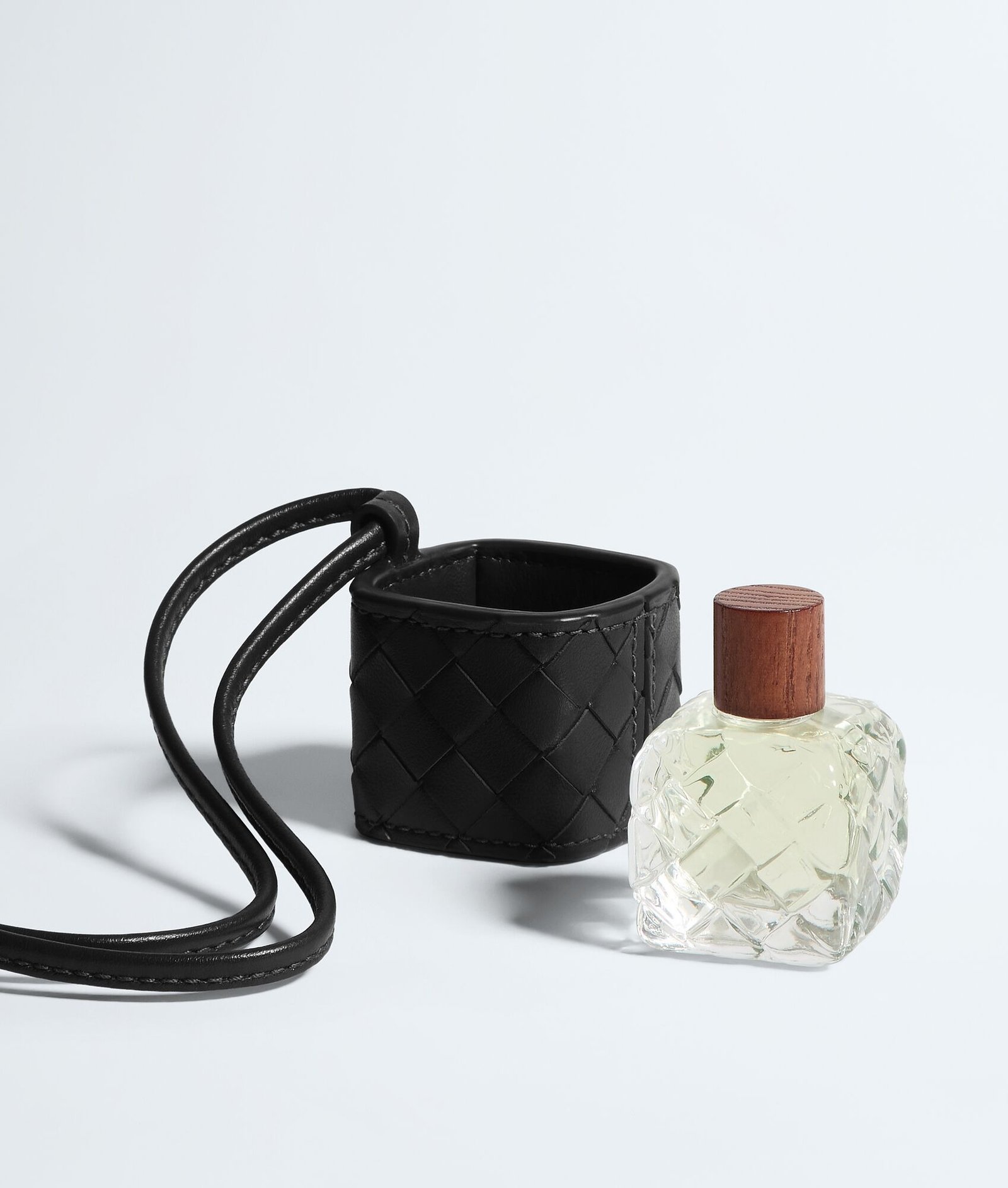 Bottega Veneta aproxima perfumes Alta de seus acessórios em couro