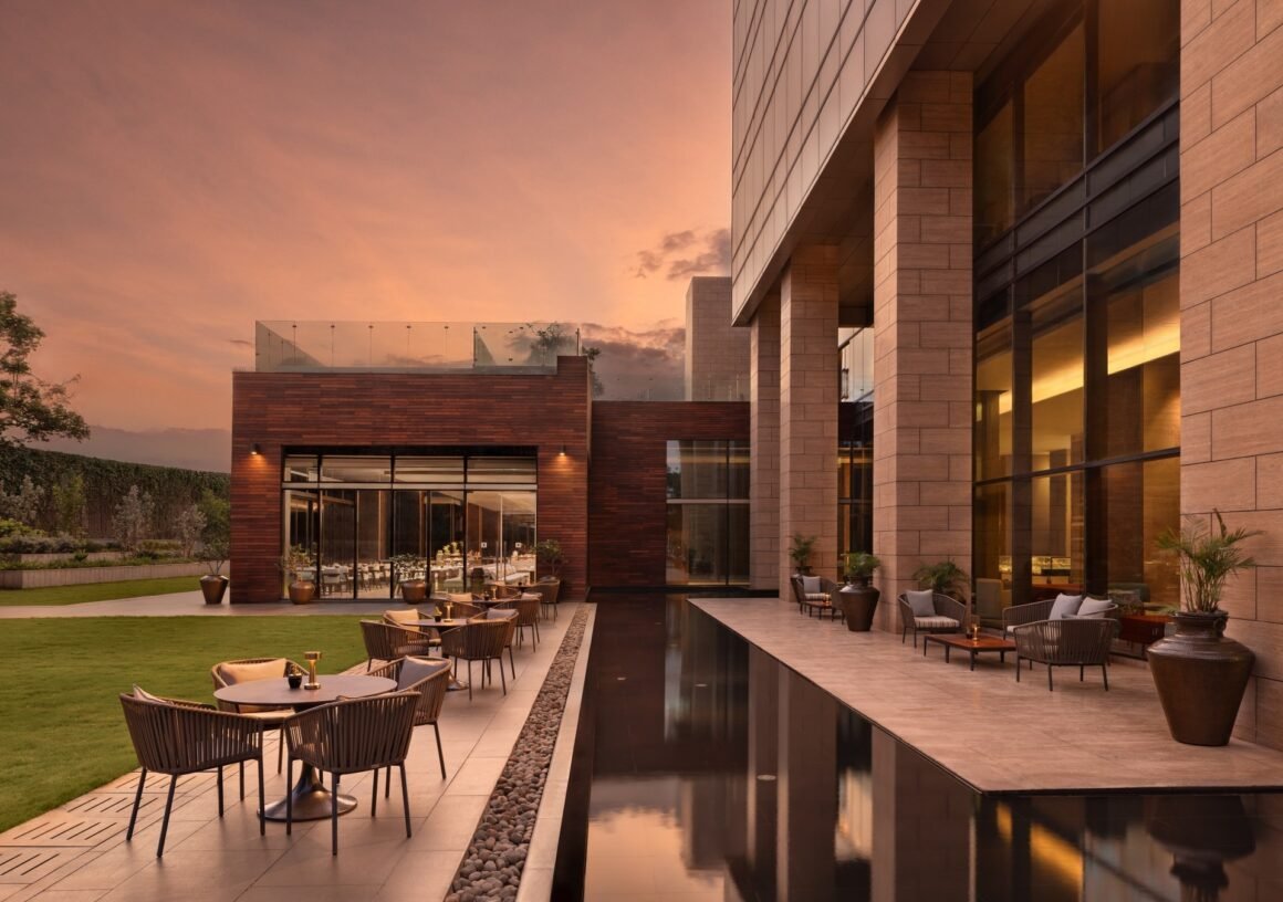 Área externa do The Den Bengaluru, LXR Hotels & Resorts.