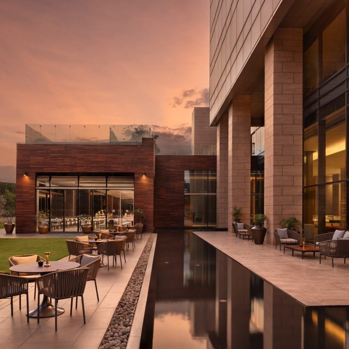 Área externa do The Den Bengaluru, LXR Hotels & Resorts.