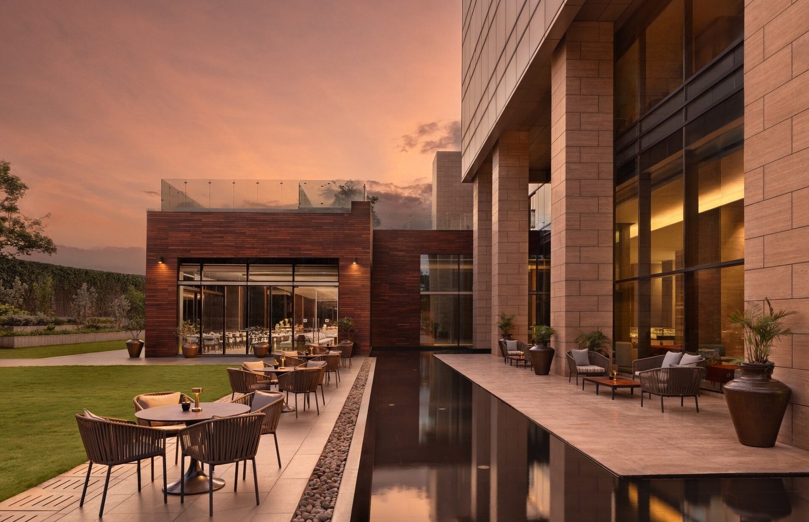 Área externa do The Den Bengaluru, LXR Hotels & Resorts.