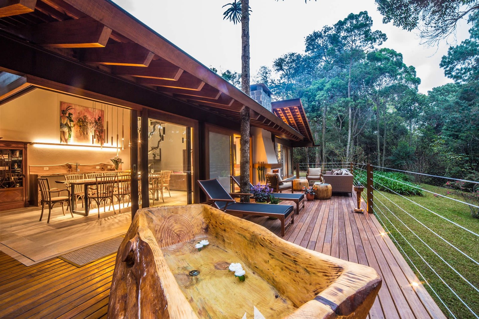 Arquitetura de chalé do Toriba entre jardins em Campos do Jordão.