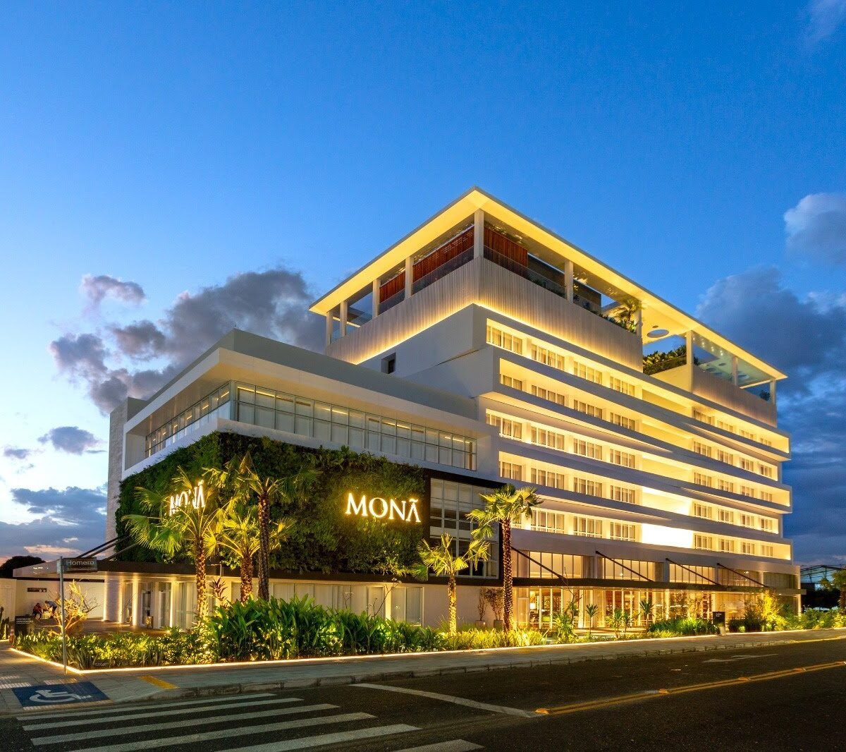 Fachada do Monã Hotel, em Teresina, ao entardecer
