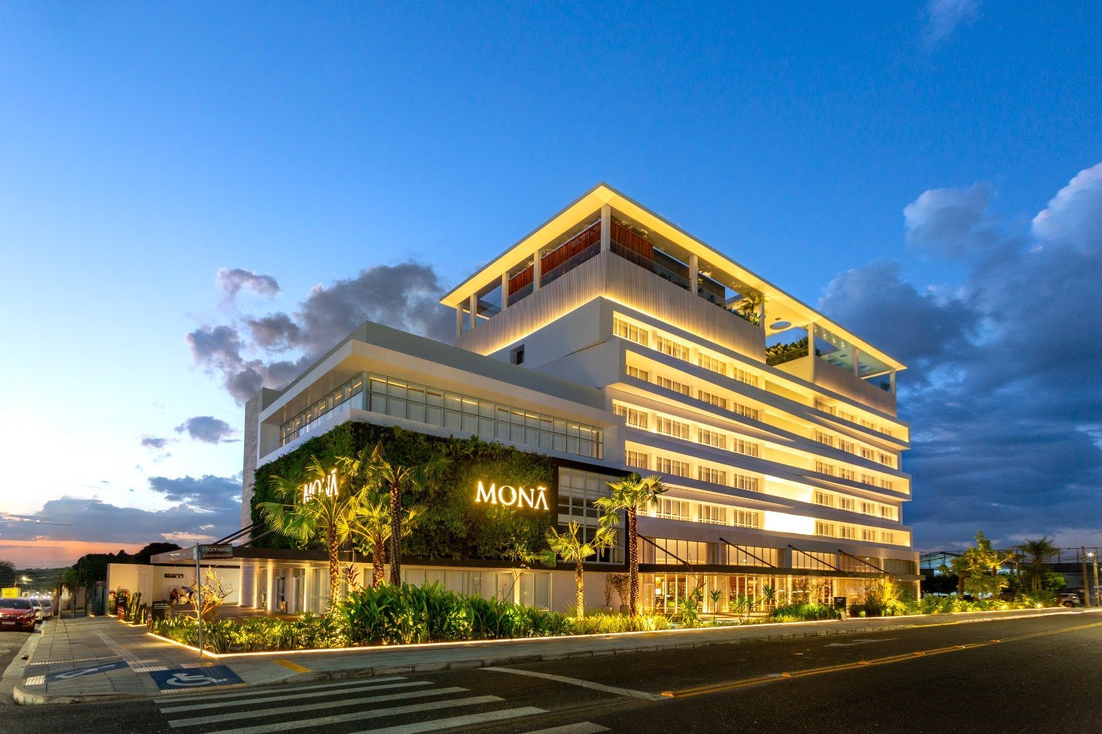 Fachada do Monã Hotel, em Teresina, ao entardecer