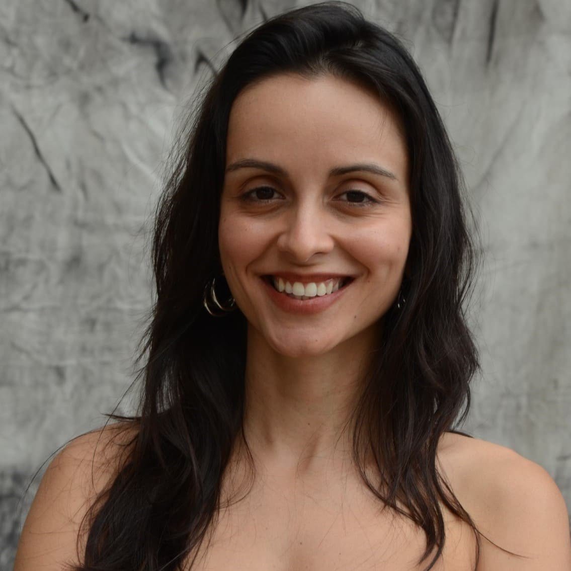 Retrato da escritora Aline Bei sorrindo