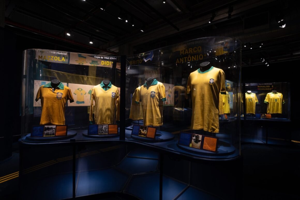 Camisas da Seleção Brasileira de Copas do Mundo expostas em vitrines na mostra Amarelinha, do Museu do Futebol