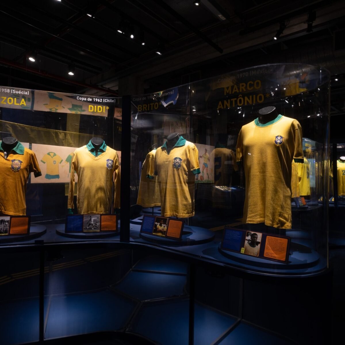 Camisas da Seleção Brasileira de Copas do Mundo expostas em vitrines na mostra Amarelinha, do Museu do Futebol