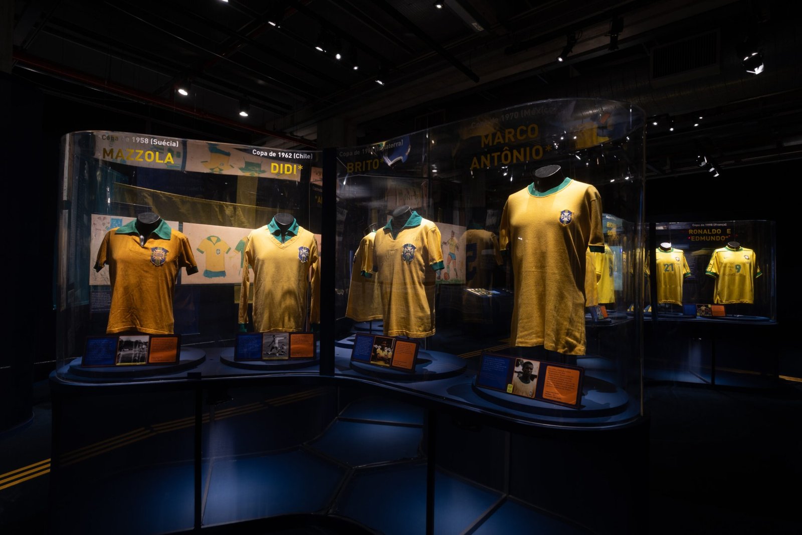 Camisas da Seleção Brasileira de Copas do Mundo expostas em vitrines na mostra Amarelinha, do Museu do Futebol