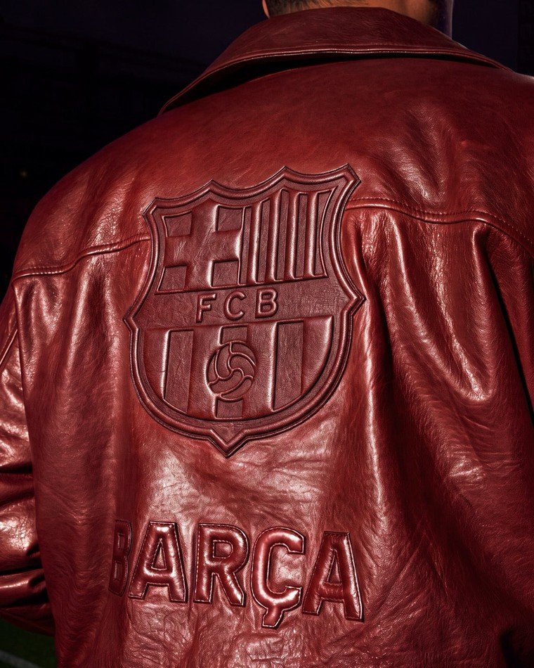 Detalhe de jaqueta AMIRI com o brasão do FC Barcelona aplicado nas costas.