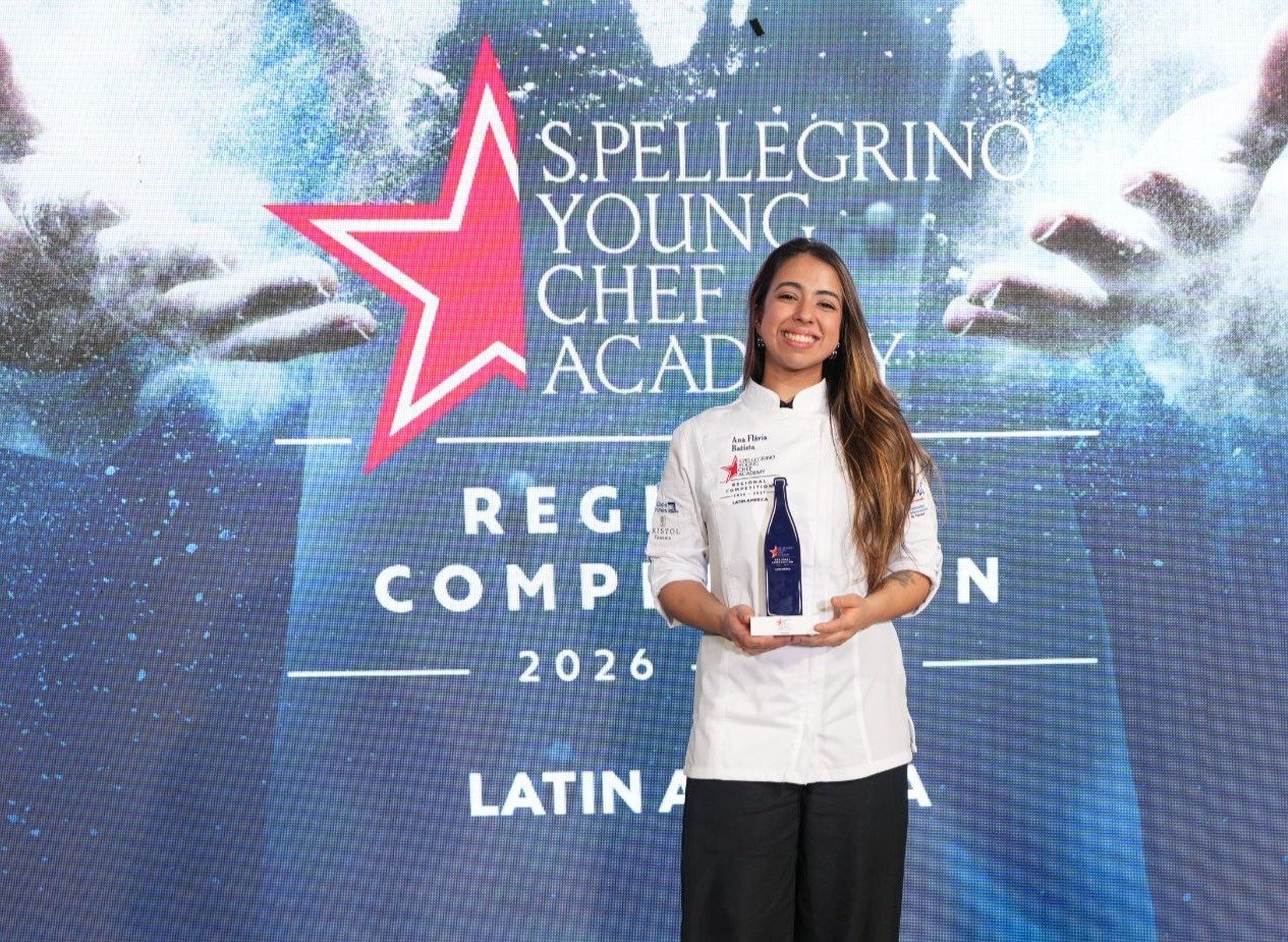 A chef Ana Flávia Batista Graciolli no palco da S.Pellegrino Young Chef Academy, etapa América Latina