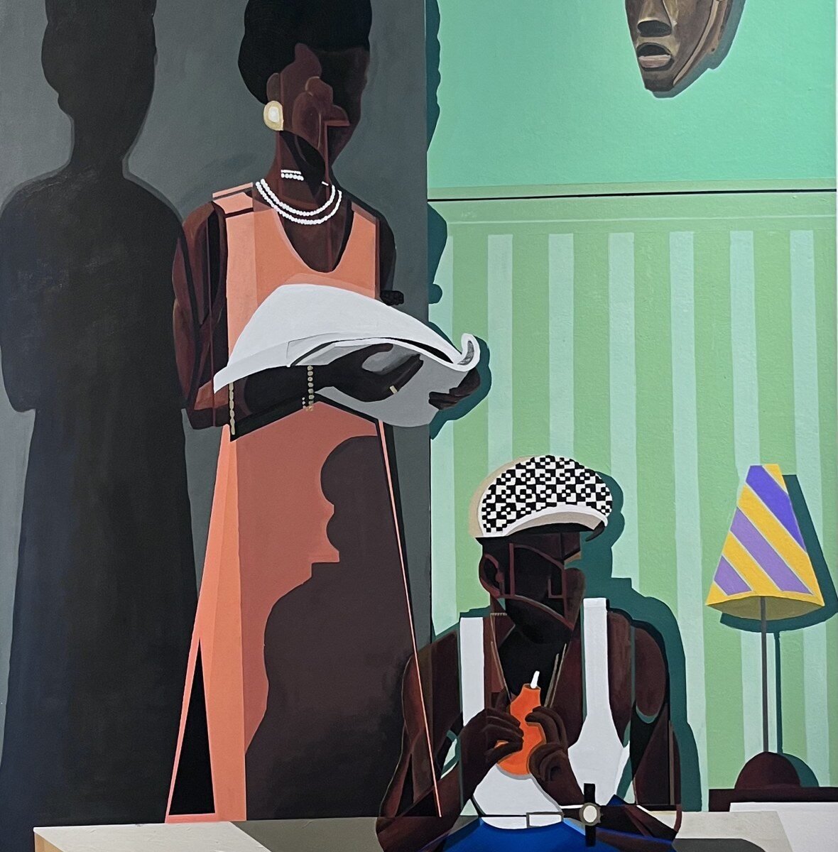 Pintura figurativa com mulher de vestido rosa segurando papéis e homem sentado diante de parede verde com máscara africana
