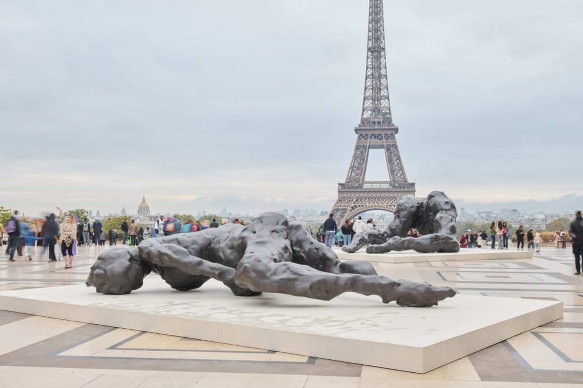 Esculturas de Tracey Emin no programa público da Art Basel Paris, com a Torre Eiffel ao fundo