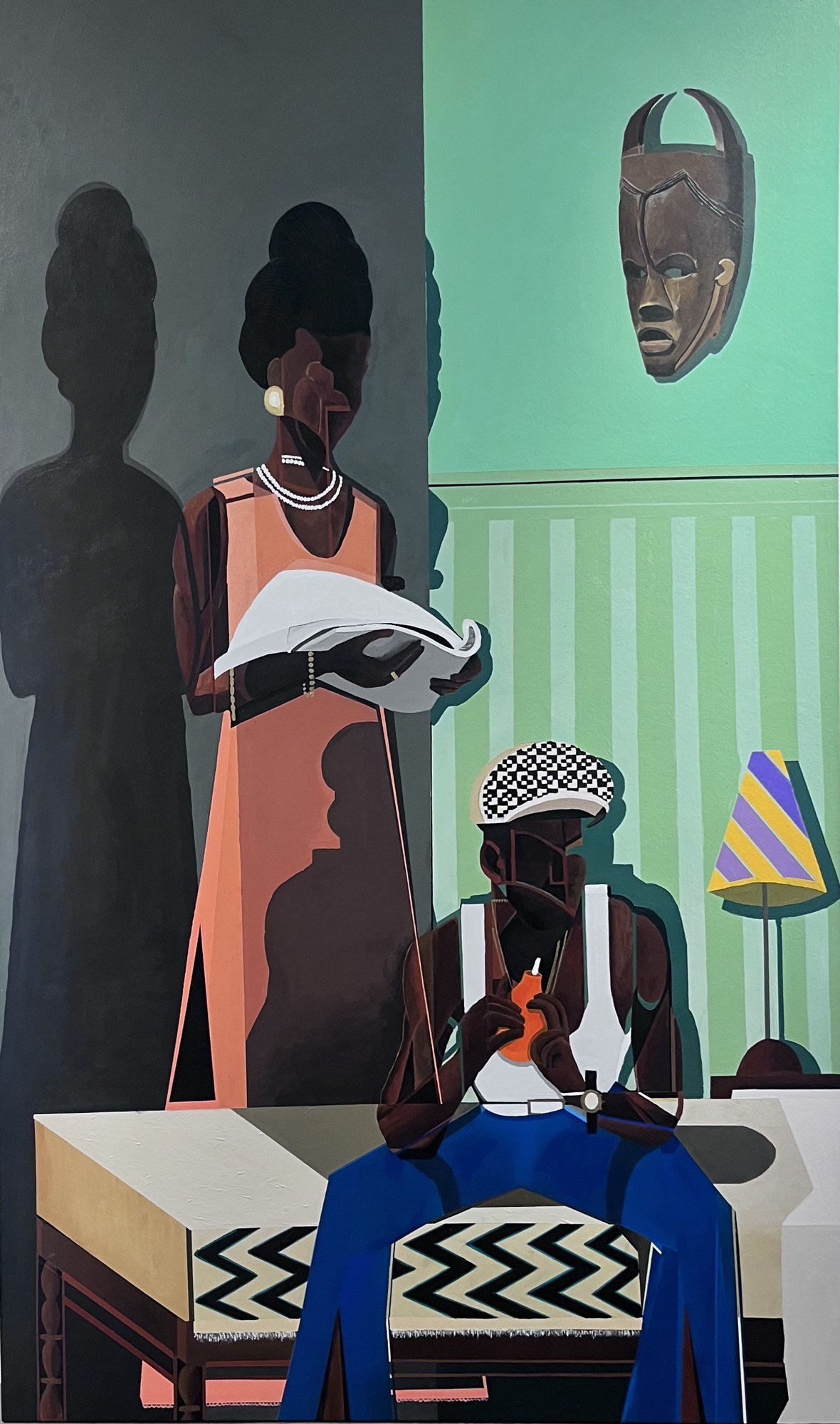 Pintura figurativa com mulher de vestido rosa segurando papéis e homem sentado diante de parede verde com máscara africana