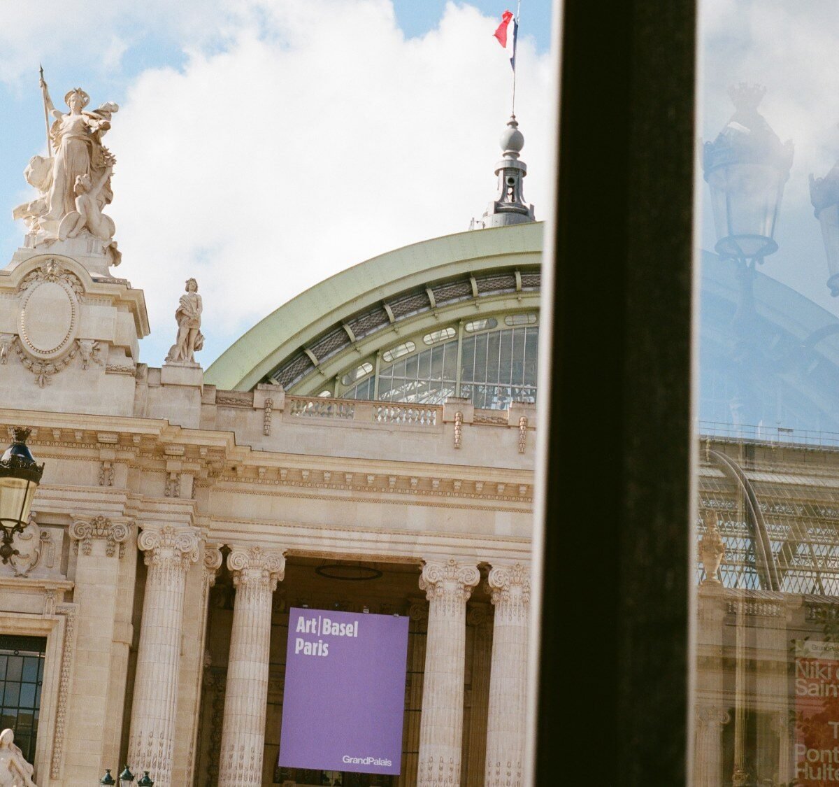 Fachada do Grand Palais, em Paris, com cartaz da Art Basel Paris na entrada