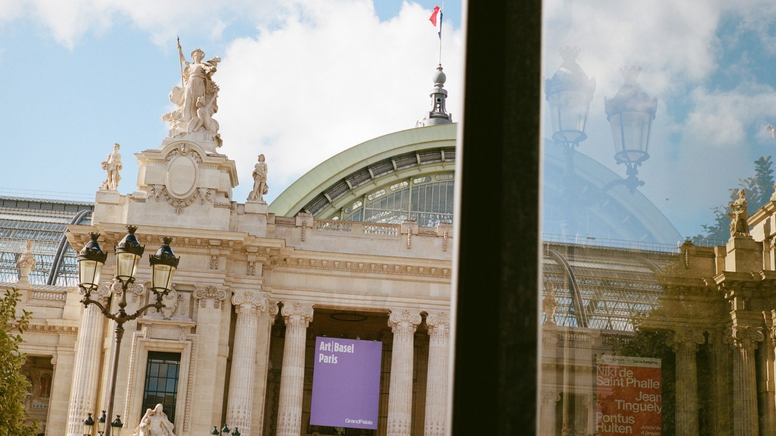 Fachada do Grand Palais, em Paris, com cartaz da Art Basel Paris na entrada