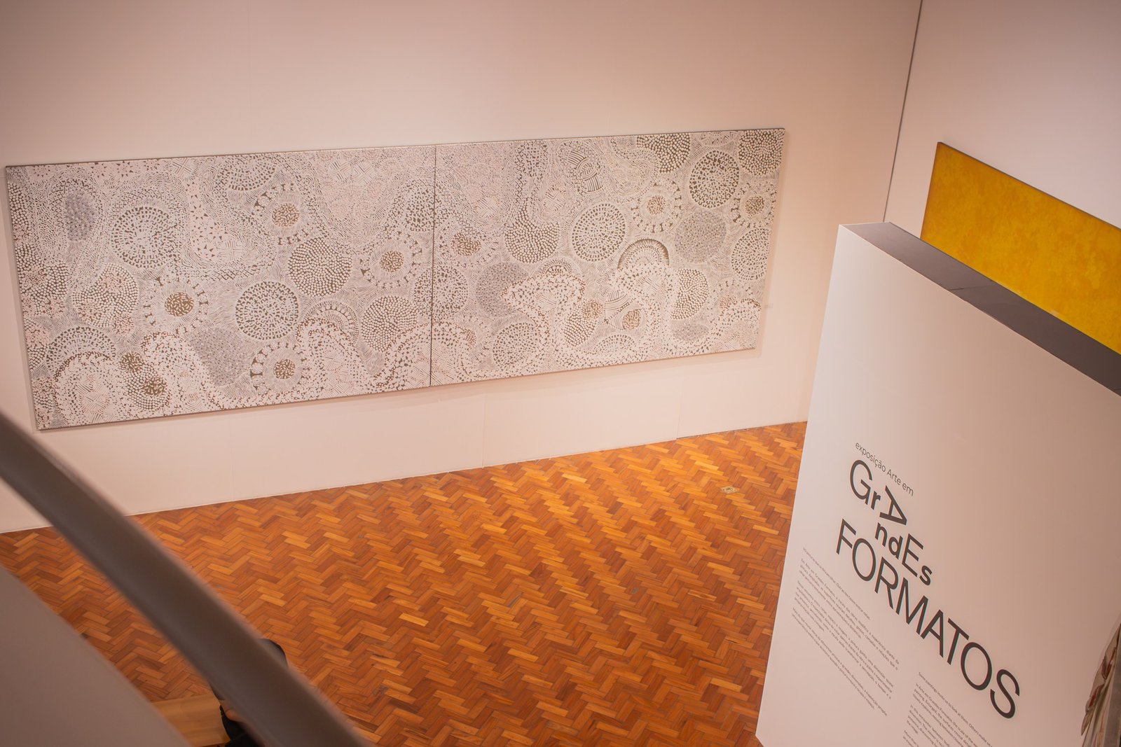 Pintura de grande formato na exposição Arte em Grandes Formatos, no Museu Inimá de Paula