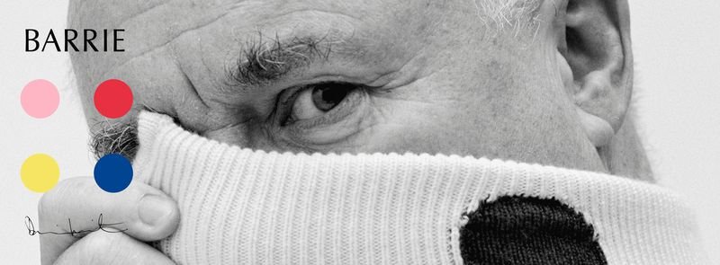 Damien Hirst segura uma malha clara diante do rosto em imagem da colaboração com a Barrie.