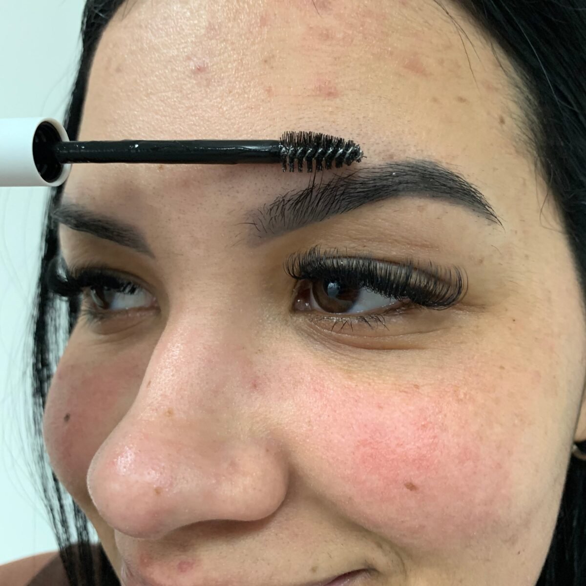Aplicação de sérum de sobrancelhas Dermabrows com pincel