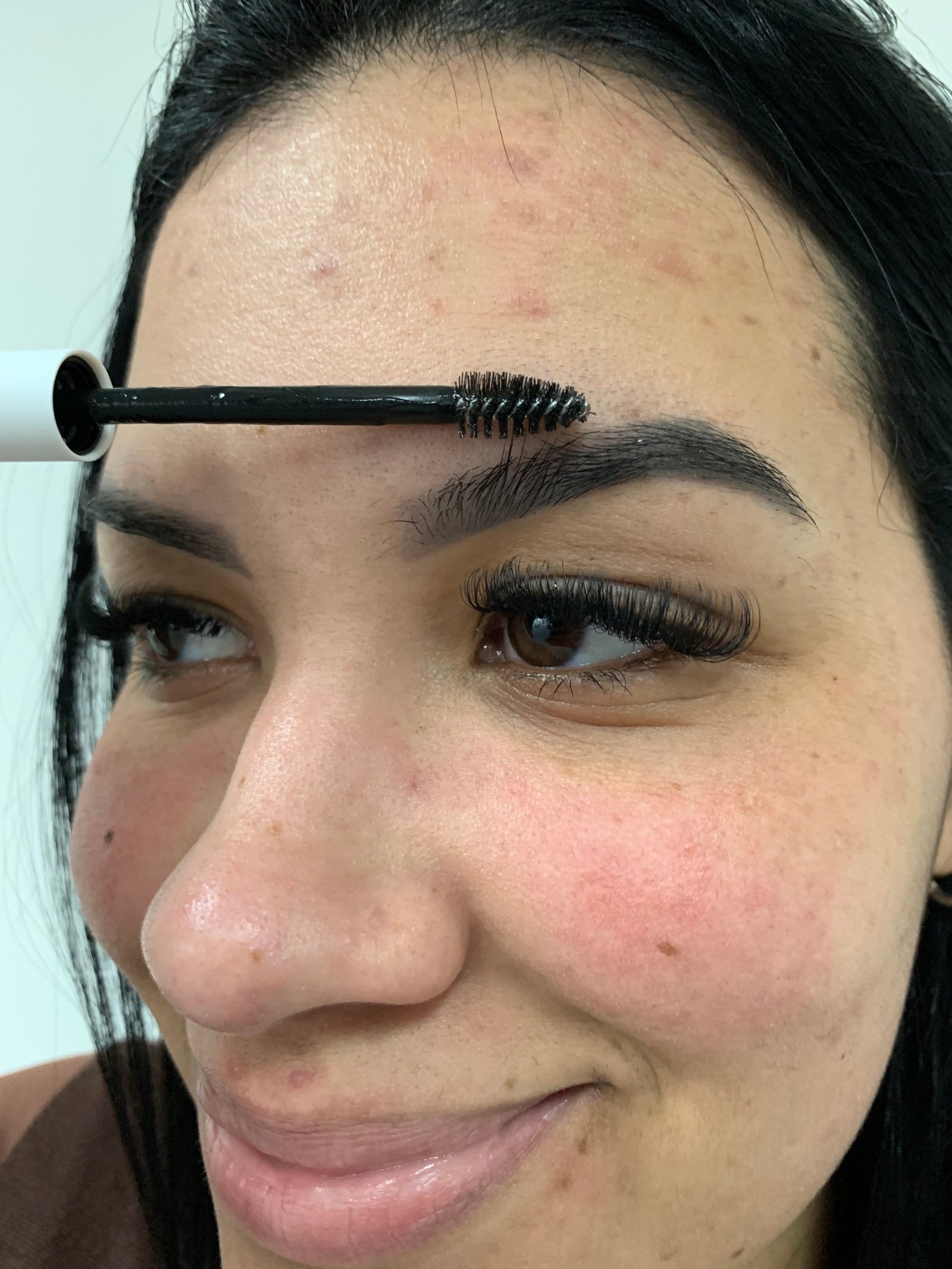 Aplicação de sérum de sobrancelhas Dermabrows com pincel