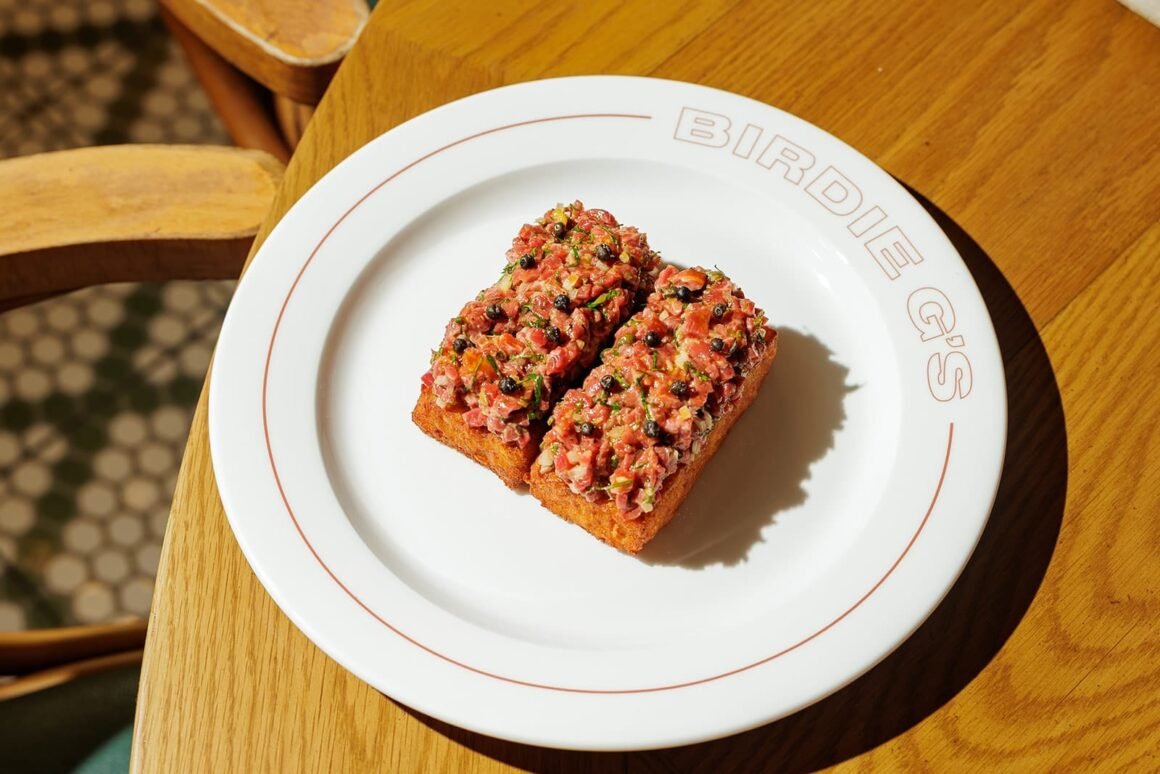 Steak tartare servido em prato do Birdie G's
