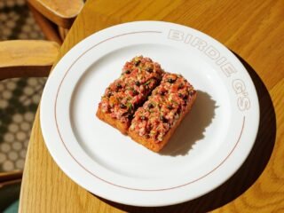 Steak tartare servido em prato do Birdie G's
