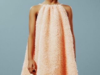 Criança com vestido de tule texturizado em tom pêssego