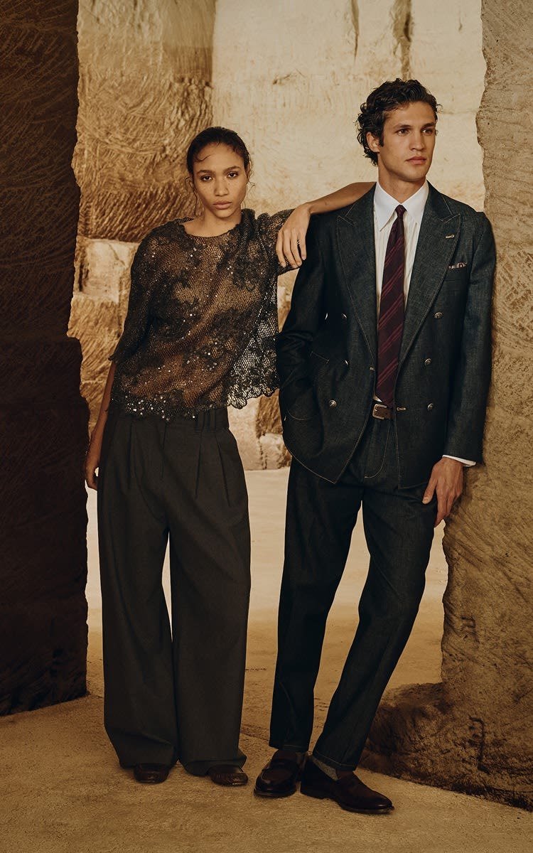 Dois modelos em cenário de pedra vestem peças da coleção Fall/Winter 2026 da Brunello Cucinelli.