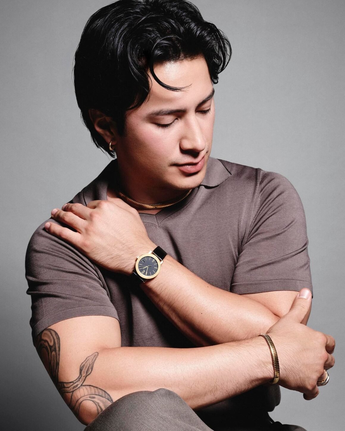 Hudson Williams usa relógio Bvlgari em imagem da maison