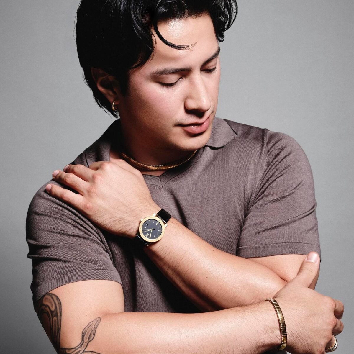Hudson Williams usa relógio Bvlgari em imagem da maison