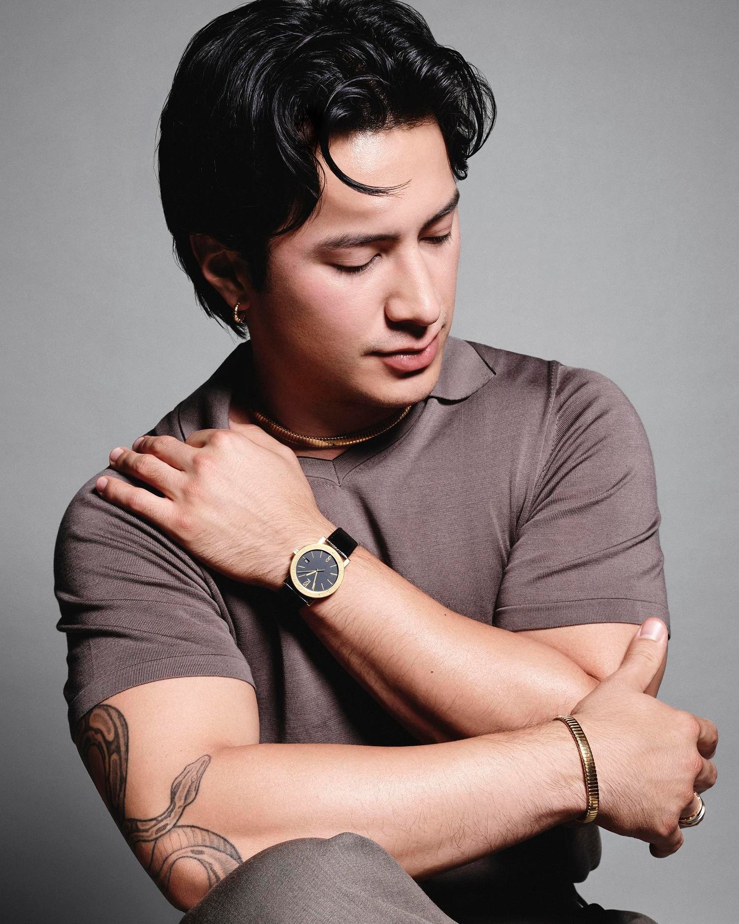 Hudson Williams usa relógio Bvlgari em imagem da maison