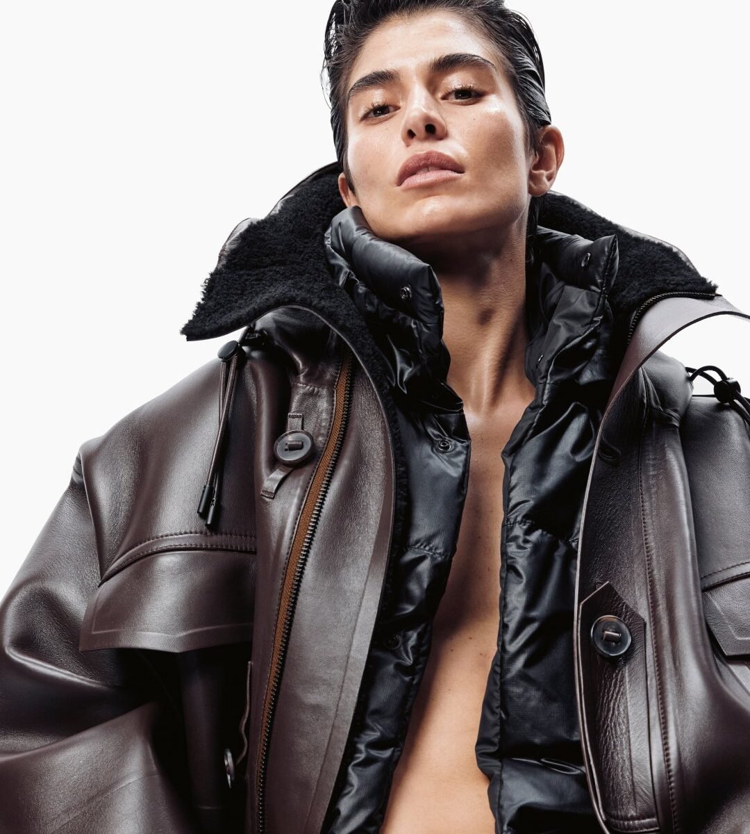 Modelo usa jaqueta de couro marrom com gola de pelo da coleção Snow Goose FW26