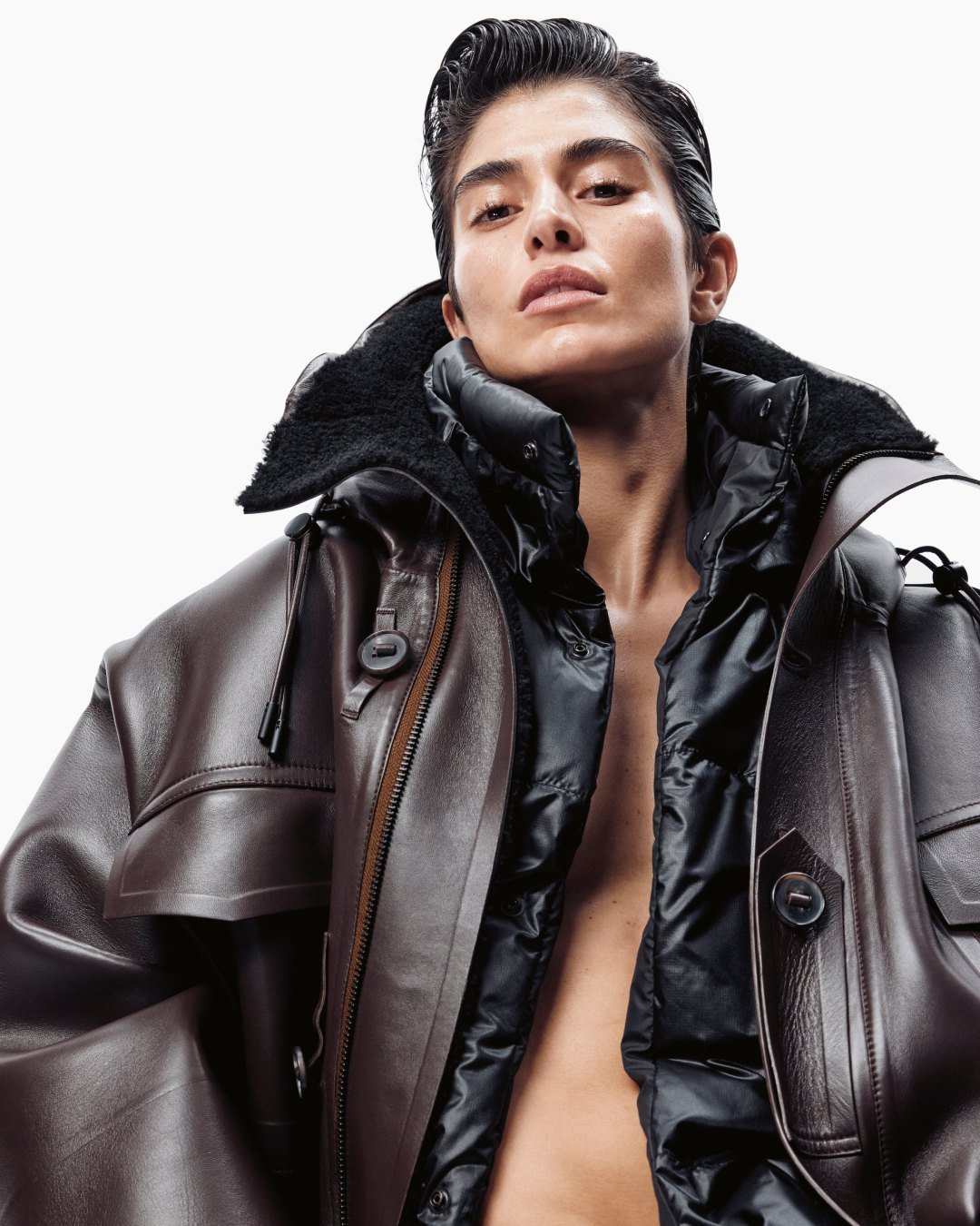 Modelo usa jaqueta de couro marrom com gola de pelo da coleção Snow Goose FW26