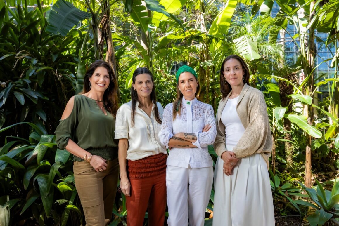 Patrícia Haberkorn, Adriana Drigo, Morena Leite e Mariana Fragoso na mata da Reserva Morros Verdes, em Ibiúna