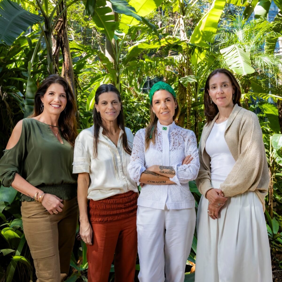 Patrícia Haberkorn, Adriana Drigo, Morena Leite e Mariana Fragoso na mata da Reserva Morros Verdes, em Ibiúna