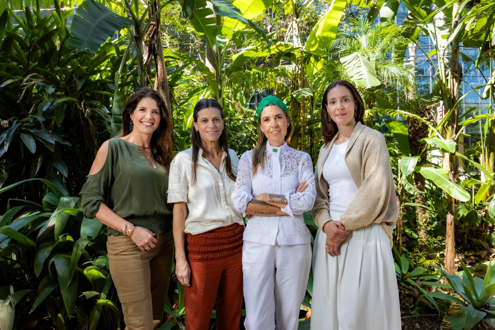 Patrícia Haberkorn, Adriana Drigo, Morena Leite e Mariana Fragoso na mata da Reserva Morros Verdes, em Ibiúna