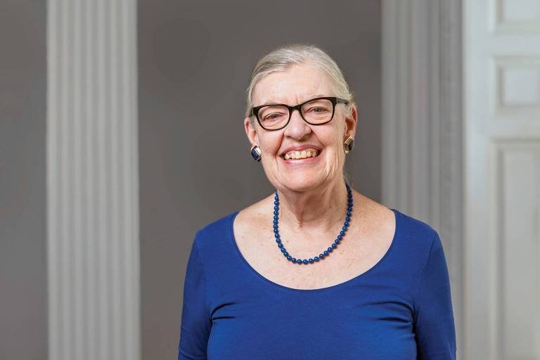 Retrato de Catherine Snow, professora da Universidade Harvard, de blusa azul e colar de contas azuis