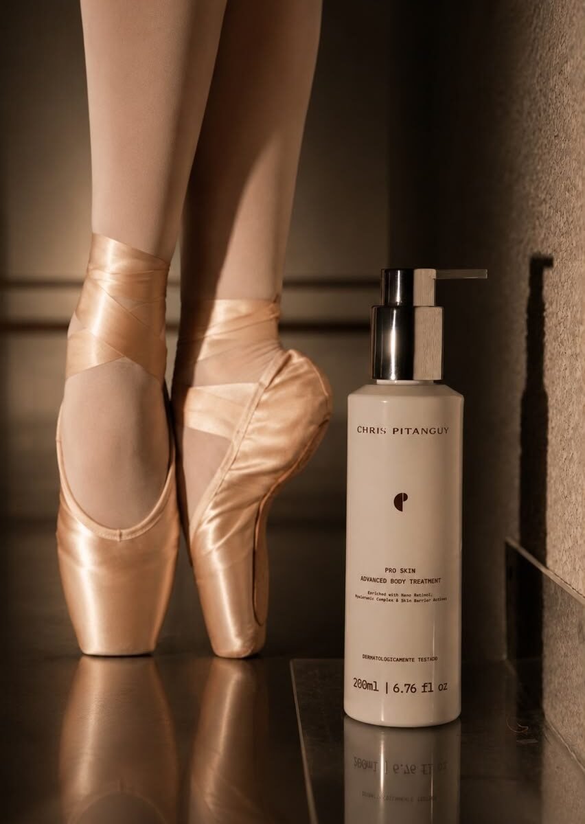 Frasco do Advanced Body Skin Treatment, da Chris Pitanguy Labs, ao lado de sapatilhas de balé