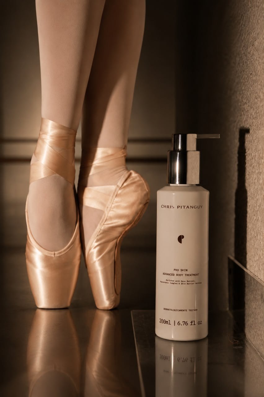 Frasco do Advanced Body Skin Treatment, da Chris Pitanguy Labs, ao lado de sapatilhas de balé