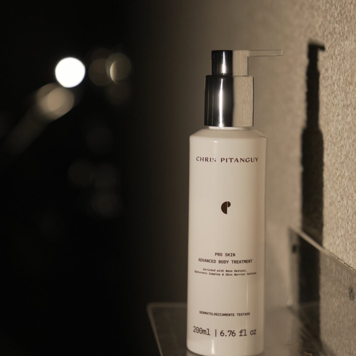 Frasco do Advanced Body Skin Treatment, da Chris Pitanguy Labs, sobre fundo escuro