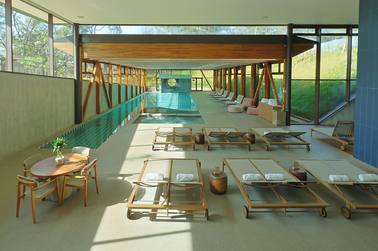 Raia da piscina coberta do Clara Arte com hidromassagem e espreguiçadeiras