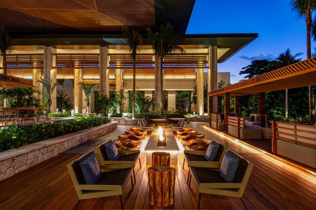 Área externa com lareira do Conrad Tulum Riviera Maya ao anoitecer