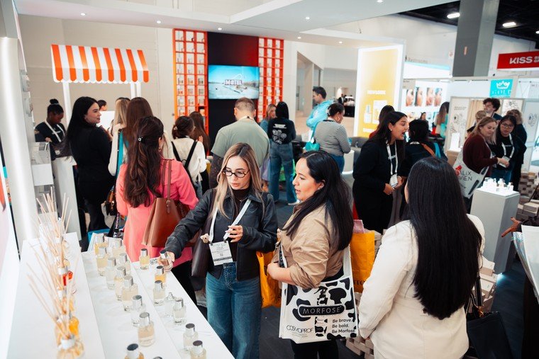 Visitantes exploram uma área de fragrâncias na Cosmoprof North America.