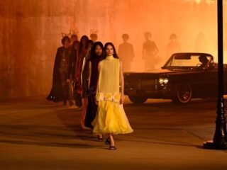 Modelos desfilam a coleção Dior Cruise 2027 no LACMA, em Los Angeles.