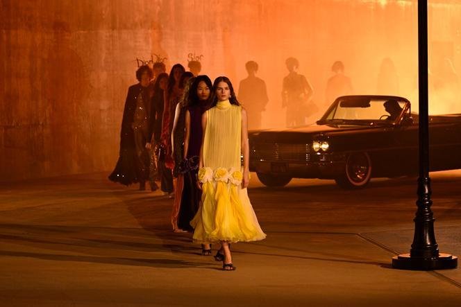 Modelos desfilam a coleção Dior Cruise 2027 no LACMA, em Los Angeles.