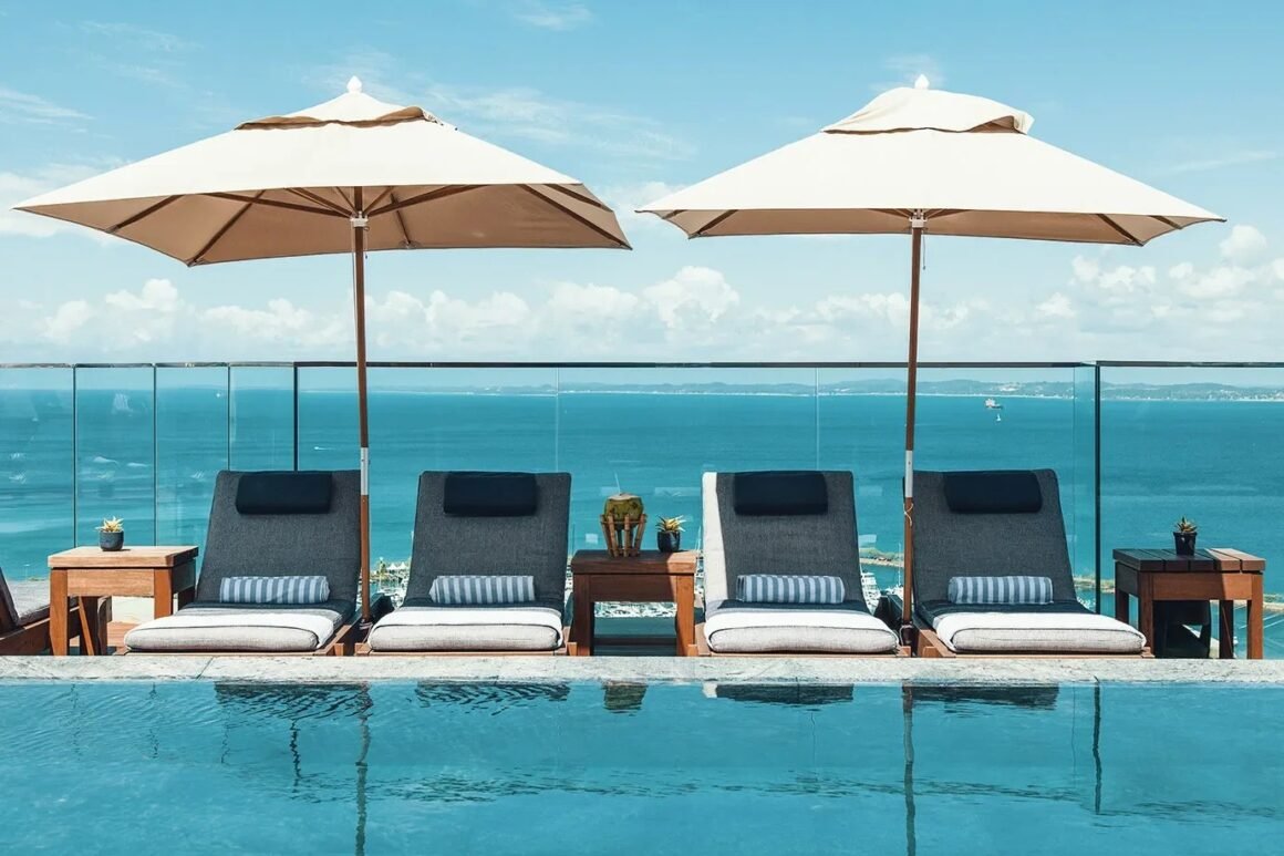 Rooftop do Fasano Salvador com piscina, espreguiçadeiras e vista para a Baía de Todos os Santos