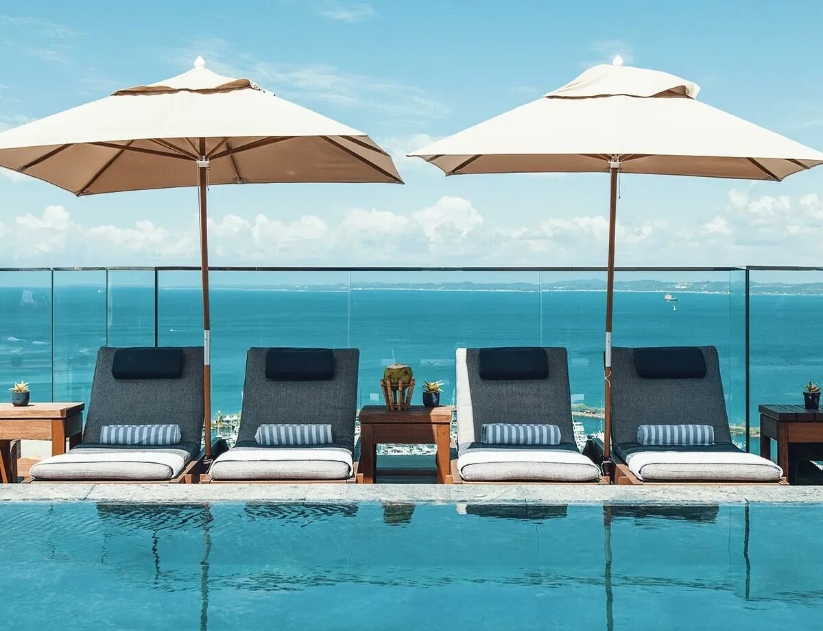 Rooftop do Fasano Salvador com piscina, espreguiçadeiras e vista para a Baía de Todos os Santos