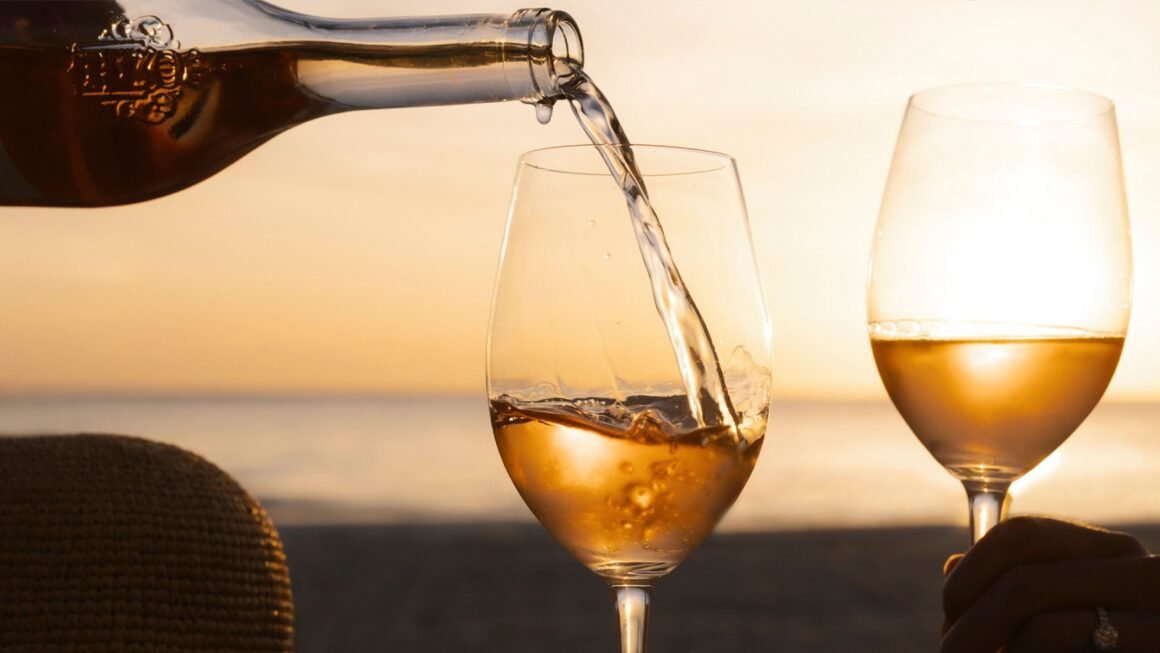 Vinho sendo servido em taça ao pôr do sol, diante do mar, no Florie’s, em Palm Beach